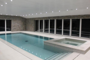 Private Four Bedroom Cottage With Pool